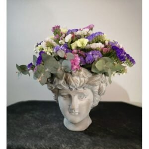 Busto con arreglo de siemprevivas